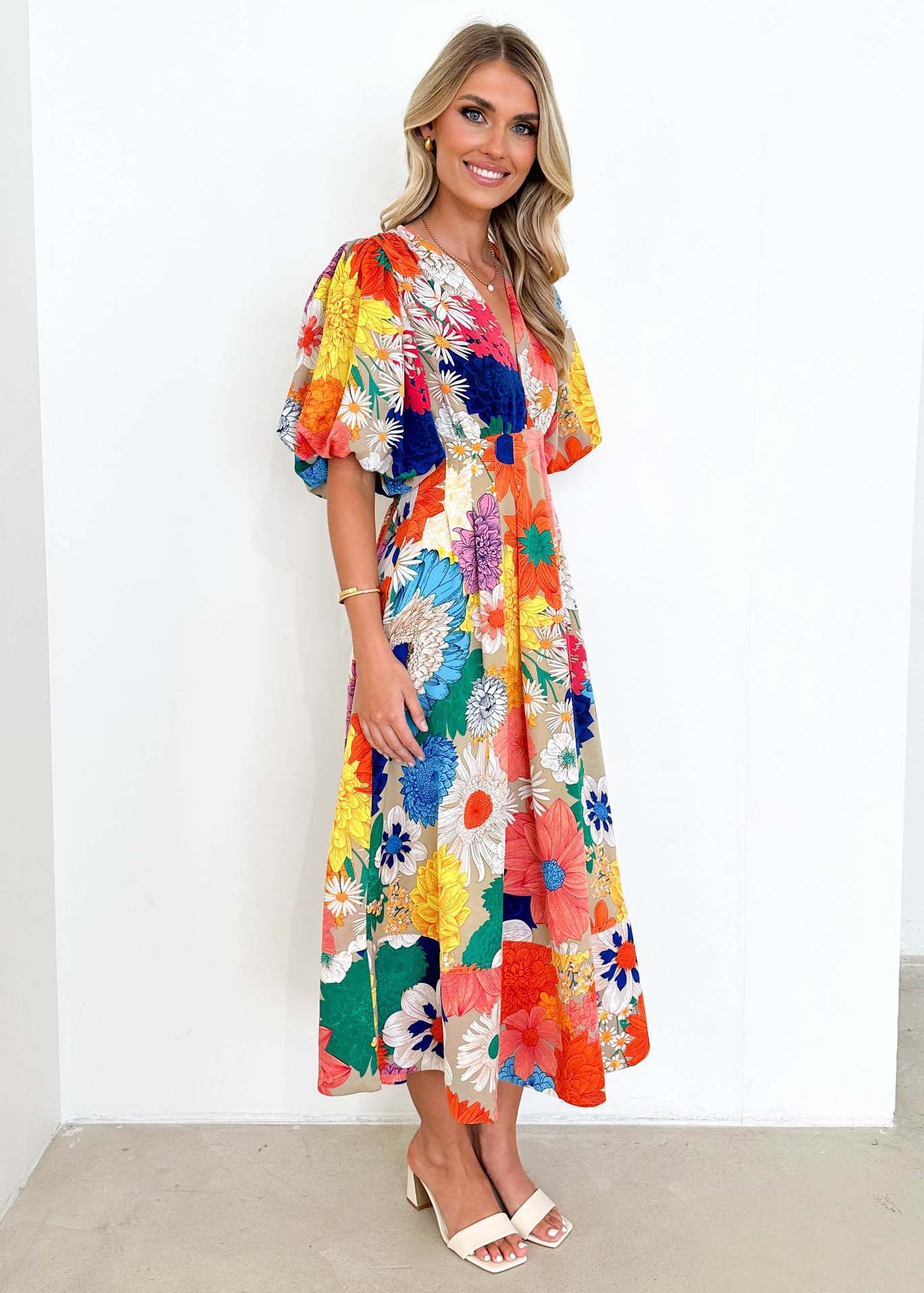 Elegancia Floral – Vestido Midi con Estampado Abstracto de Flores