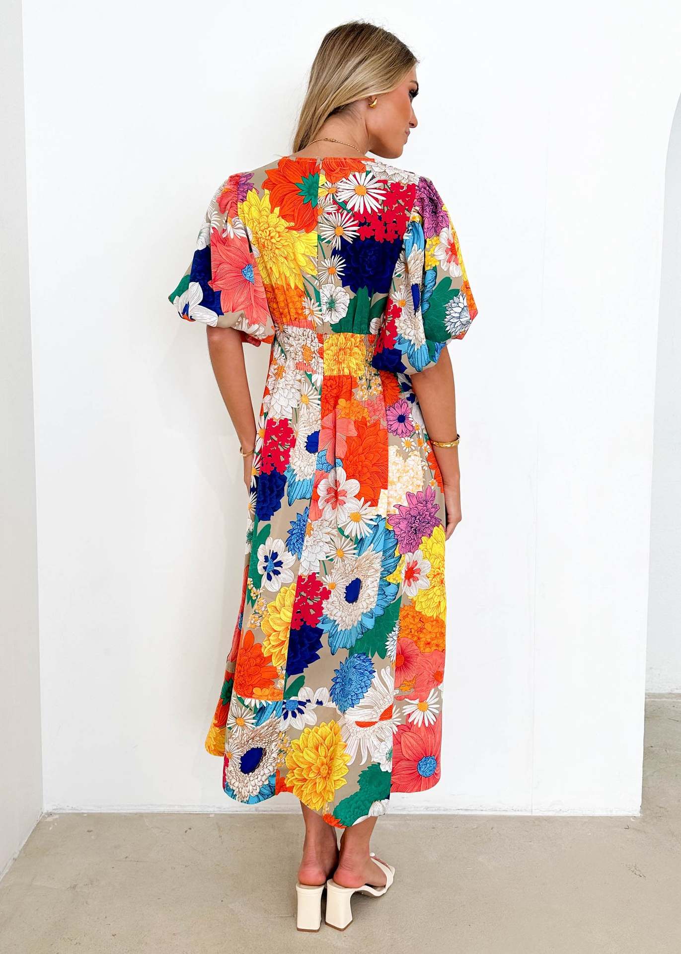 Elegancia Floral – Vestido Midi con Estampado Abstracto de Flores