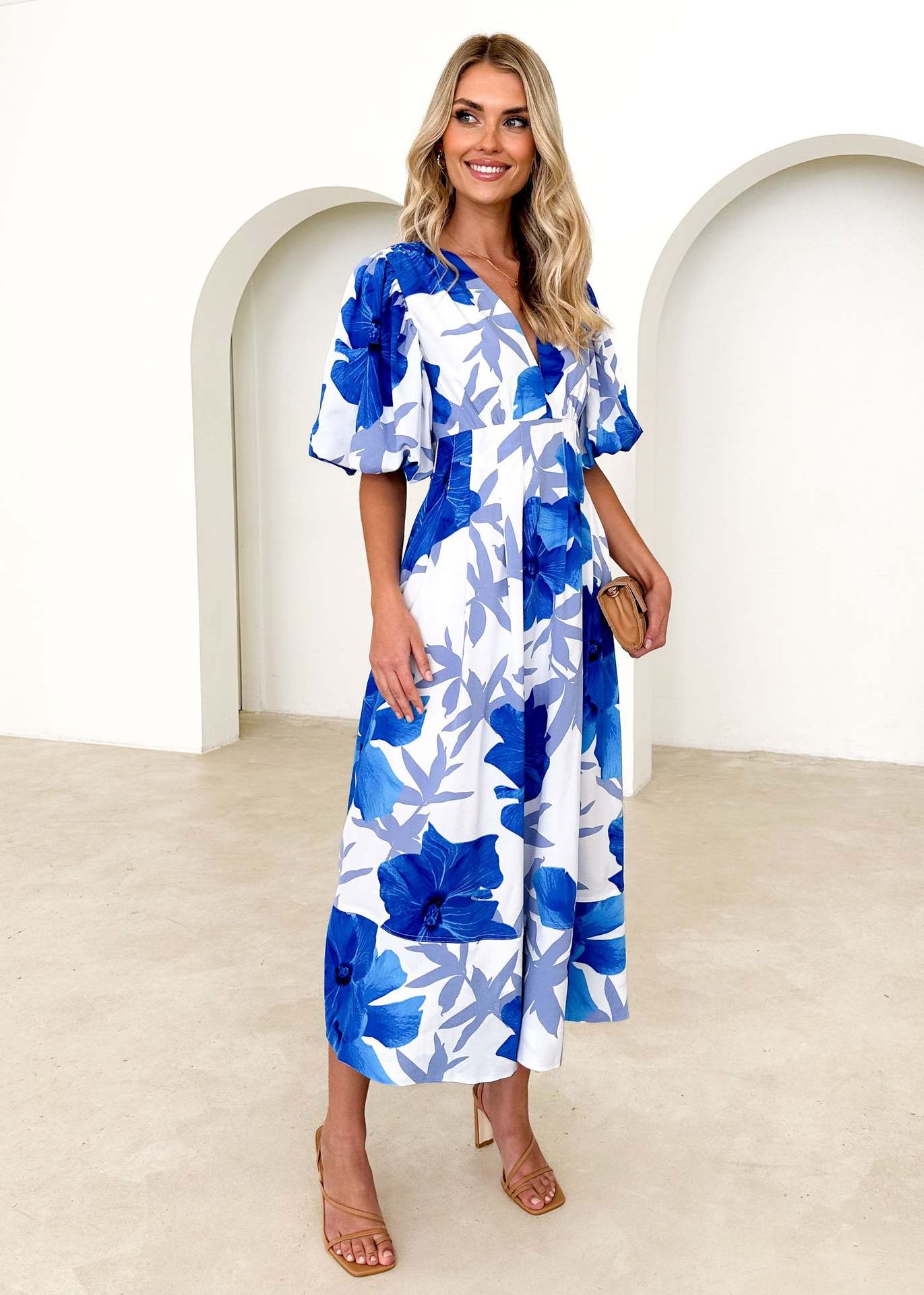 Elegancia Floral – Vestido Midi con Estampado Abstracto de Flores
