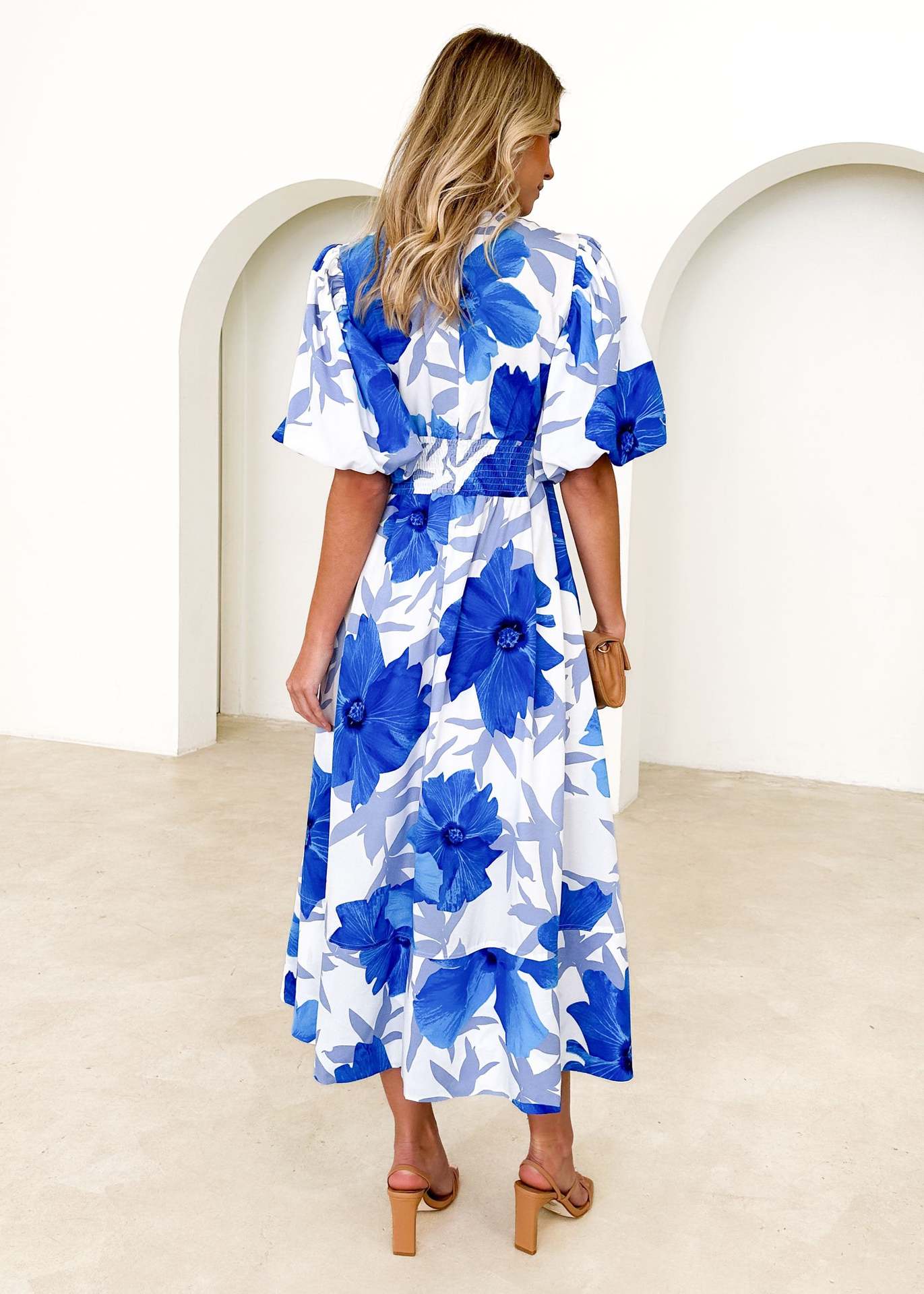 Elegancia Floral – Vestido Midi con Estampado Abstracto de Flores