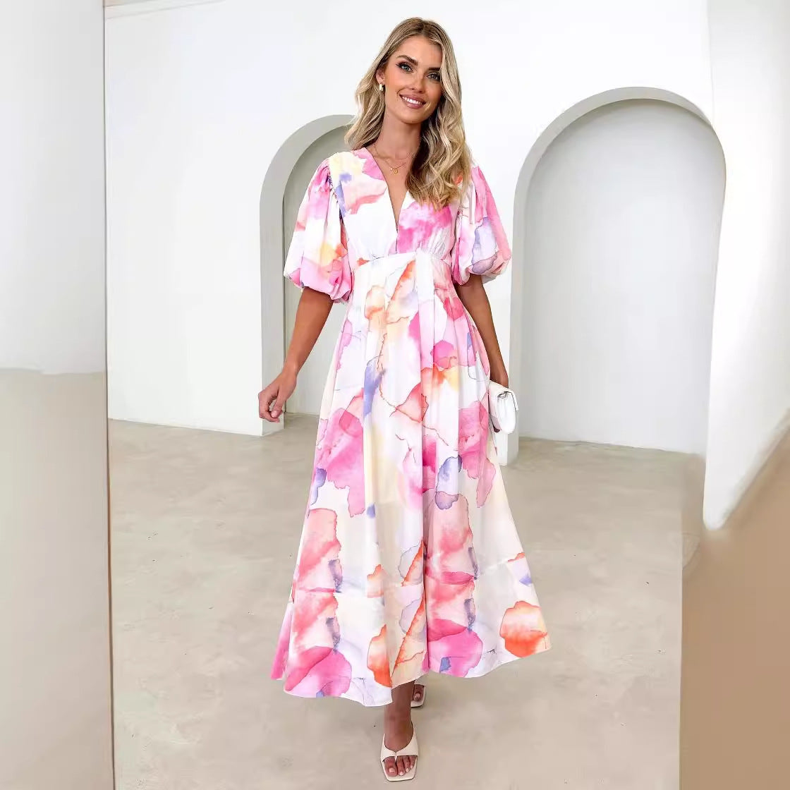Elegancia Floral – Vestido Midi con Estampado Abstracto de Flores