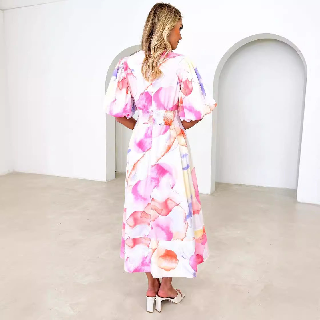 Elegancia Floral – Vestido Midi con Estampado Abstracto de Flores