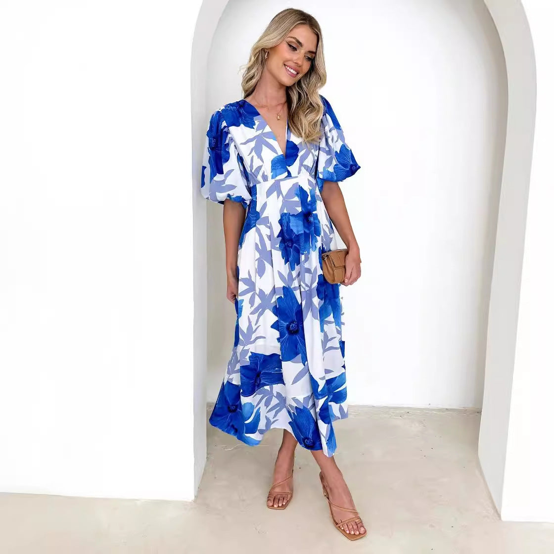 Elegancia Floral – Vestido Midi con Estampado Abstracto de Flores