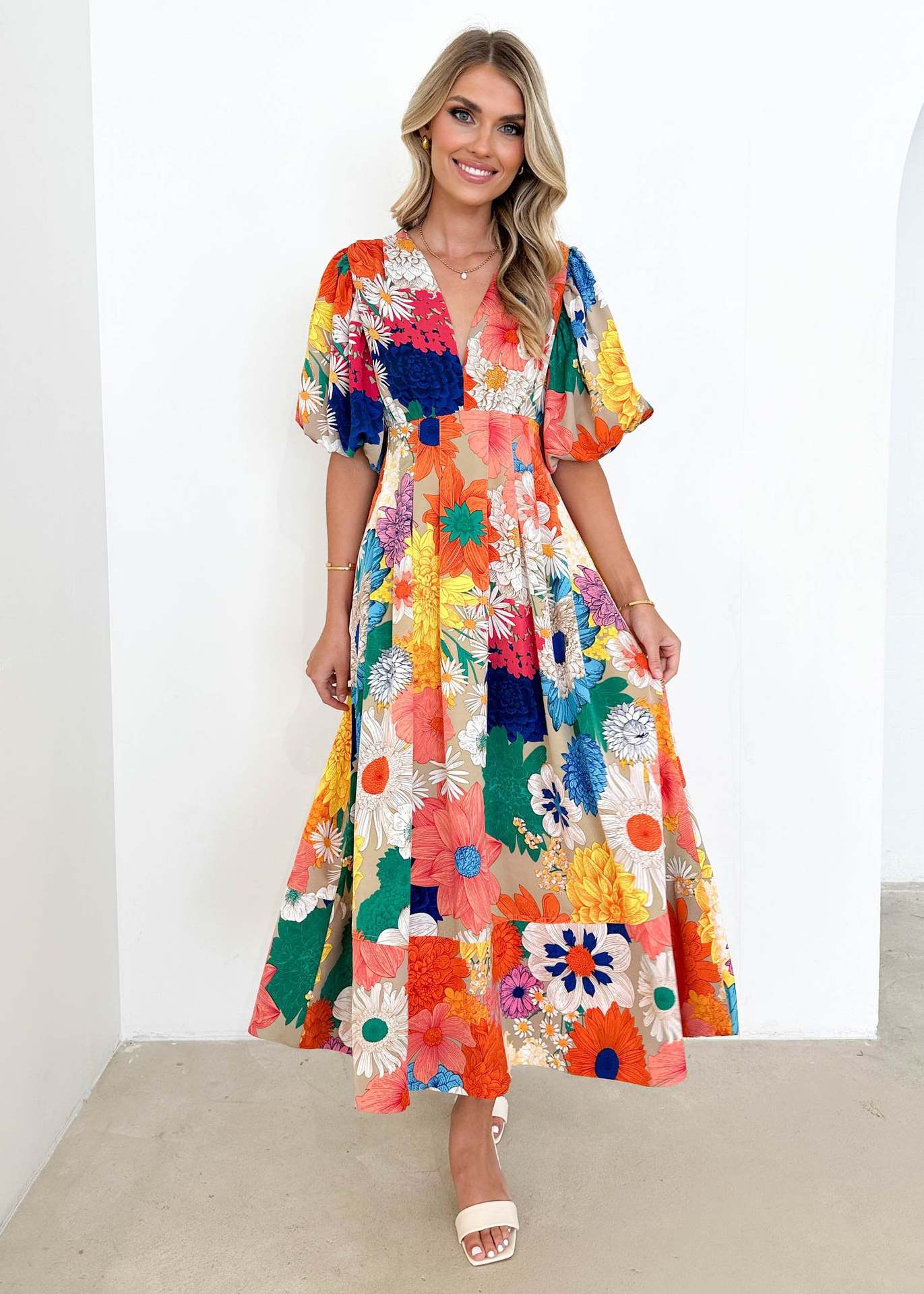 Elegancia Floral – Vestido Midi con Estampado Abstracto de Flores