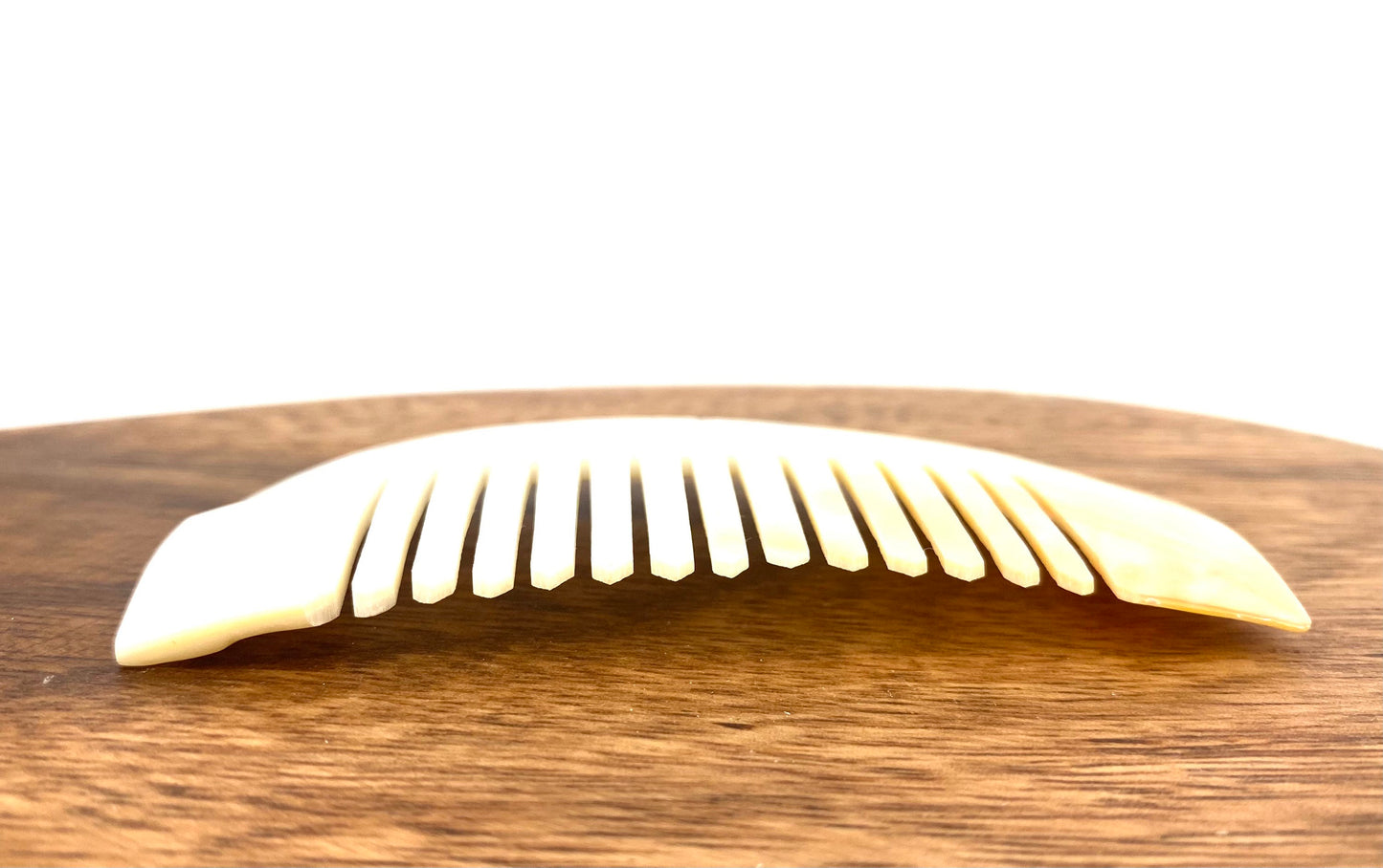 Peine de Nácar | Tallado a Mano | Elegante y Portátil